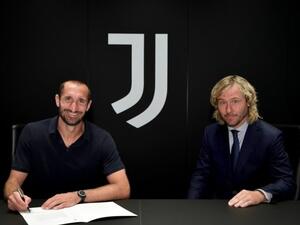 كييليني يوقع على كشوفات يوفنتوس (المصدر: موقع يوفنتوس الرسمي)