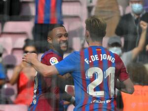 الهولندي فرينكي دي يونغ (يمين) يهنىء مواطنه ديباي بهدفه