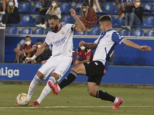 بنزيمة (يسار) خلال مباراة ريال مدريد وآلافيس