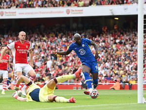 لوكاكو (يمين) يقود تشيلسي للفوز (المصدر: حساب الدوري الإنجليزي الرسمي على تويتر)