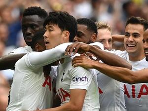 سون يحتفل مع زملائه بهدفه المهم (المصدر: حساب توتنهام الرسمي على تويتر)