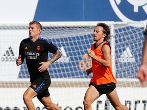 كروس (يسار) خلال تدريبات ريال مدريد (المصدر: حساب اللاعب الرسمي على تويتر)