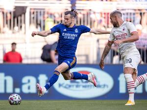 غاريث بيل (يسار) خلال مباراة ودية بين ريال مدريد وميلان