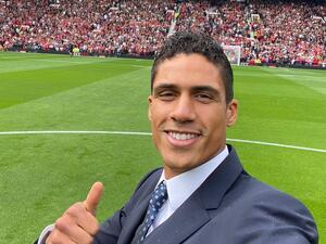 فاران يلتقط سيلفي في ملعب أولد ترافورد (المصدر: حساب مانشستر يونايتد الرسمي على تويتر)