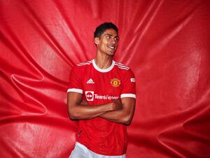 فاران بقميص فريقه الجديد (المصدر: حساب مانشستر يونايتد الرسمي على تويتر)