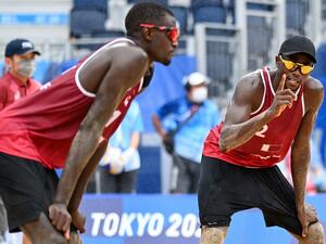 تيجان (يمين) ويونس خلال مواجهة لاتفيا