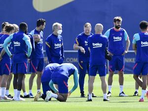 كومان (وسط) مع لاعبي برشلونة خلال حصة تدريبية