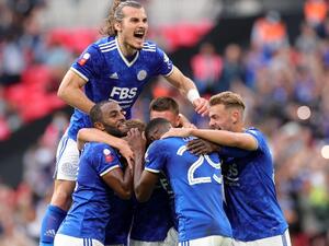 ليستر يظفر بالدرع (المصدر: حساب ليستر الرسمي على تويتر)