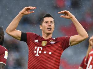 ليفاندوفسكي يحتفل بهدفه