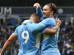 غريليش (يمين) يحتفل بهدفه مع زميله غابرييل جيزوس (المصدر: حساب مانشستر سيتي الرسمي على تويتر)