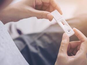 خلال المراحل المبكرة من الحمل، قد تؤدي التغيرات في مستويات الهرمونات إلى ضيق التنفس