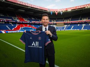 ميسي يعرض قميصه الجديد (المصدر: حساب باريس سان جيرمان الرسمي على تويتر)