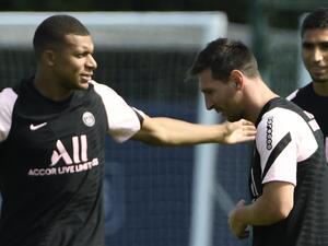 ميسي ومبابي خلال التدريبات