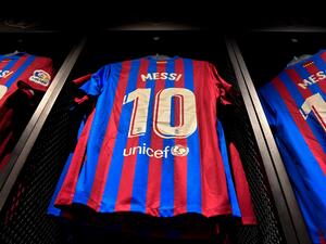 قميص ميسي مع برشلونة