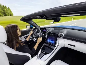 نظرة حصرية على مقصورة سيارة SL الجديدة من مرسيدس–AMG