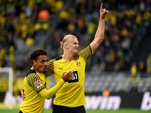 هالاند (يمين) يقود دورتموند لانتصار جديد