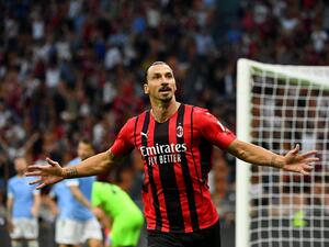 إبراهيموفيتش يحتفل بهدفه