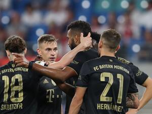 لاعبو بايرن يحتفلون بهدف تشوبو موتينغ (وسط)