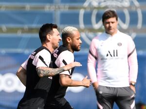 بوتشيتينو (يمين) يراقب نيمار وميسي خلال التدريبات