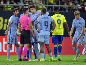 طرد دي يونغ (الثاني من اليمين) خلال مباراة برشلونة وقاديش