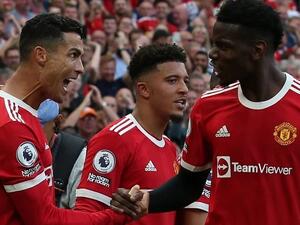 بول بوغبا (يمين) يهنىء رونالدو (يسار) خلال المباراة (المصدر: rte.ie)