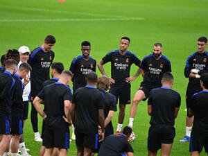 أنشيلوتي يخاطب لاعبي ريال مدريد خلال حصة تدريبية