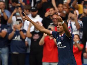 مبابي يحتفل بهدفه