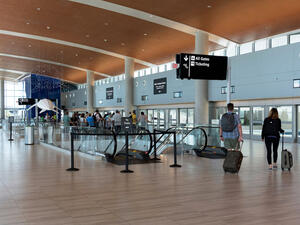   الخضوع لفحص الكشف عن كوفيد ووضع الكمامة، كما سيوضع نظام لتتبعهم.