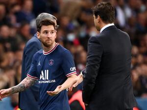 بوتشيتينو يتحدث إلى ميسي