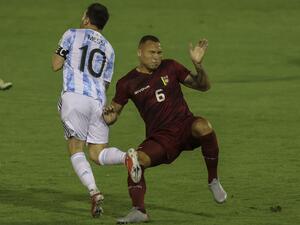 مارتينيز يعرقل ميسي بتهور