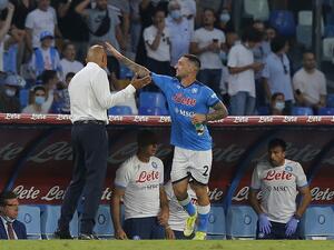 بوليتانو (يمين) يحتفل مع المدرب لوتشيانو سباليتي بهدف نابولي الأول