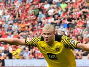 هالاند يحتفل بهدف له خلال المباراة