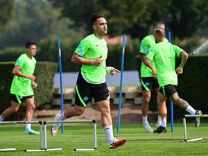 لاوتارو مارتينيز خلال تدريبات إنتر ميلان