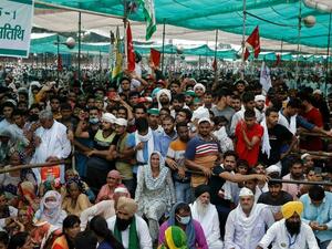 Hundreds of thousands of Indian farmers protest Modi agricultural laws
