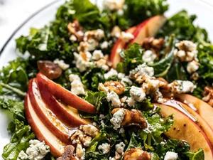 وصفات خريفية: سلطة التفاح والكايل مع الجوز المكرمل