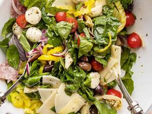 سلطة المقبلات الطازجة اللذيذة