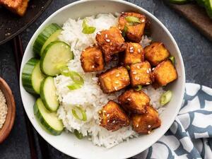 وصفة نباتية: توفو بالعسل والسيراتشا