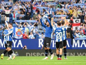 لاعبو إسبانيول يحيون الجماهير بعد نهاية المباراة