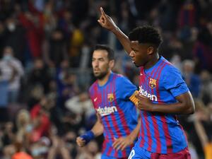 فاتي يحتفل بهدف برشلونة الأول