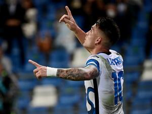 لاوتارو يحتفل بهدف إنتر ميلان الثاني