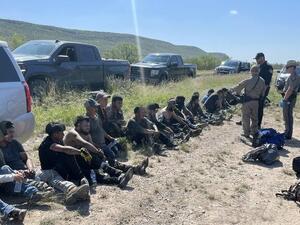 تكساس الأمريكية.. ضبط مجموعه مهاجرين داخل عربة صهريج