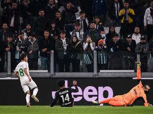 لوبيز (يسار) يسجل هدف انتصار ساسوولو على يوفنتوس