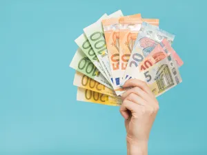 معنويات المستثمرين في منطقة اليورو تتراجع إلى أدنى مستوياتها في 6 أشهر 