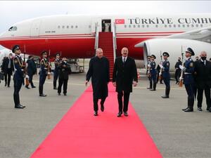 علييف وأردوغان في مطار فيزولي