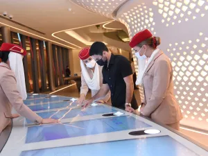 ميكل أرتيتا مدير أرسنال يزور جناح طيران الإمارات في إكسبو