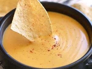 وصفة صلصة جبن الناتشو الغنية من المطبخ المكسيكي