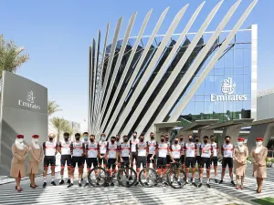 جناح طيران الإمارات في إكسبو يستقبل فريق الإمارات للدراجات