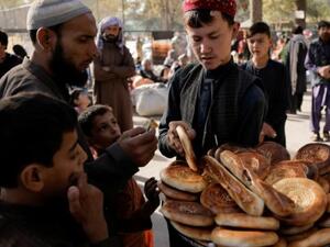 توزيع أموال نقدية من الأمم المتحدة على العائلات الأفغانية