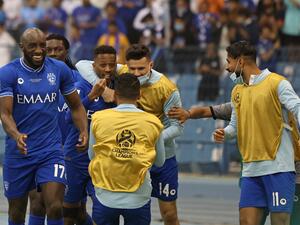 لاعبو الهلال يحتفلون بالهدف الأول