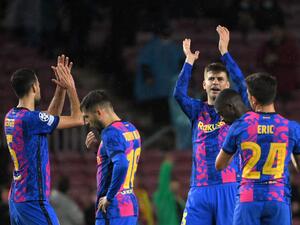 لاعبو برشلونة يحيون الجماهير